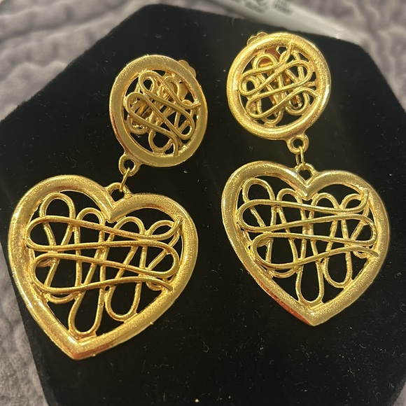Vintage Matte Gold Leslie Block Heart Drop Clip on Earrings-Boutique - Picture 4 of 6
